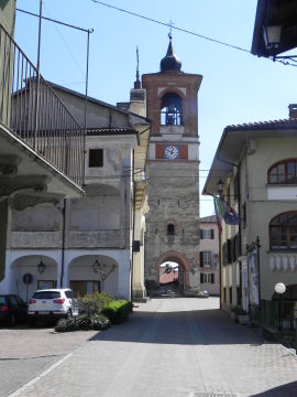 Arrivo a Palazzo Canavese nella Piazza con la Torre Campanaria (41871 bytes)